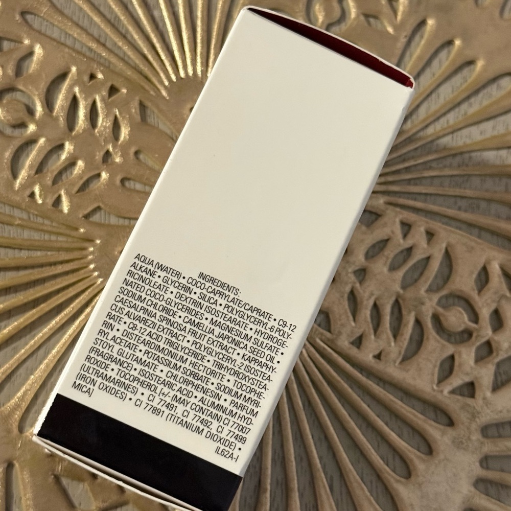 CHANEL N°1  Revitalizing Foundation - Picture 5 of 6